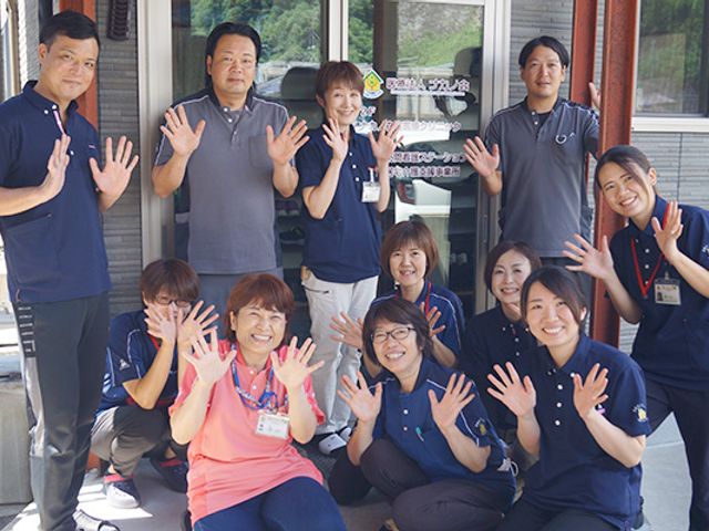 スタッフの笑顔の集合 スタッフイメージ 明るく元気なスタッフが皆様をお待ちしております。あたたかい接客で、ご安心ください。