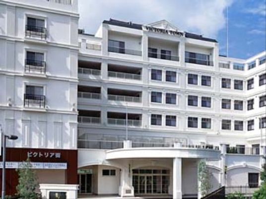 白い建物の綺麗なエントランス
