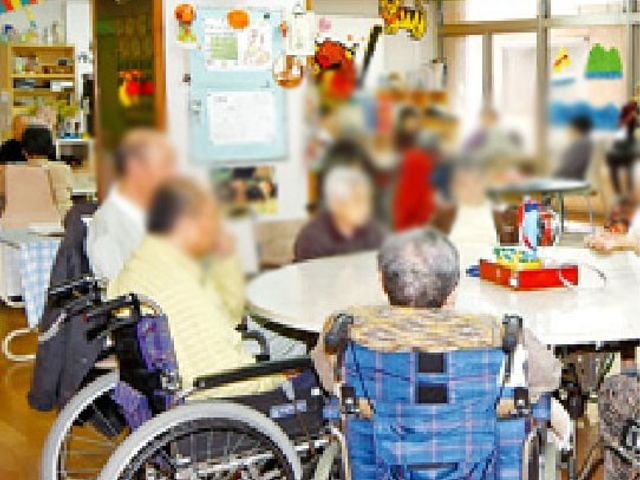 広々とした共有スペース ラウンジ 車椅子の方もリラックスできる快適なスペースです。皆で集まり、楽しい時間を過ごせます。