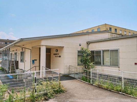 施設の入口外観  