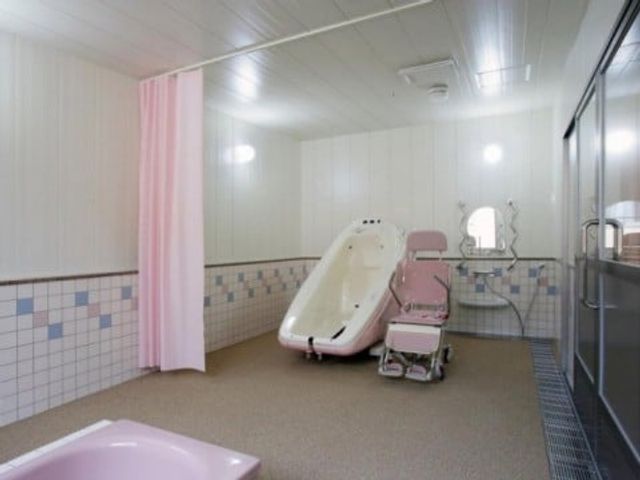 機能的な浴室 浴室 ゆったりとした浴槽と専用の介助用イスが設置されています。介護がしやすい環境です。