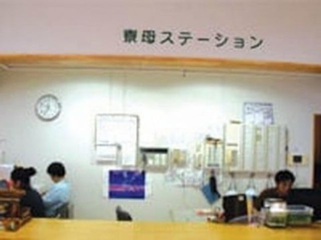 アットホームなフロント フロント 親しみやすい雰囲気の中でスタッフが業務に取り組んでいます。訪れる方を温かく迎える受付です。