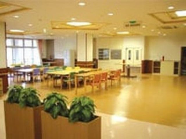 明るい共用スペース 食堂 広々とした快適なスペースで、自然光が差し込む明るい雰囲気です。リラックスできる環境が整っています。