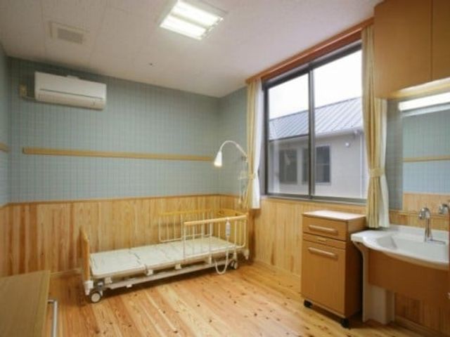 広々とした居室 居室   温かみのある木目調の部屋は、自然光がたっぷり入る快適な環境です。