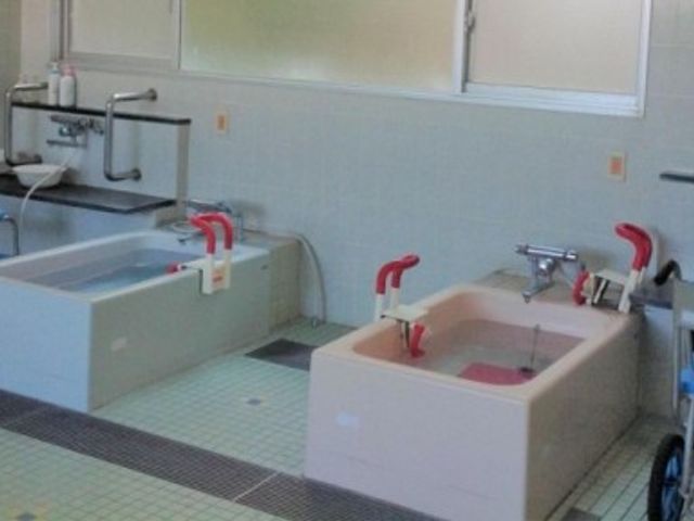 浴室の広い空間 浴室 車椅子でも利用しやすいゆとりある浴室です。安全に配慮した手すりが設置されています。