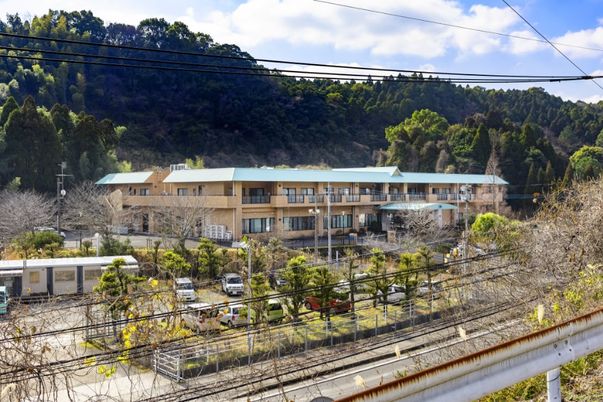 山に囲まれた建物