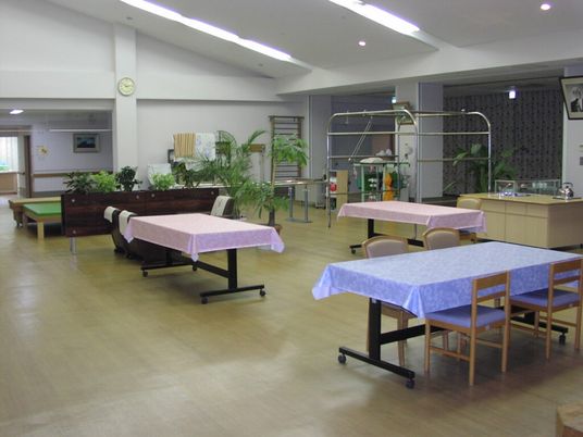 明るい食堂の様子  