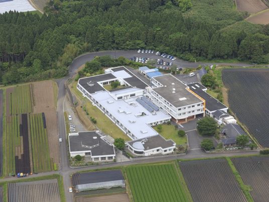 郊外に建つ施設の外観  