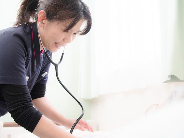 笑顔の医療スタッフ スタッフイメージ 優しい笑顔のスタッフが対応する安心の環境です。入居者とのコミュニケーションも大切にされています。