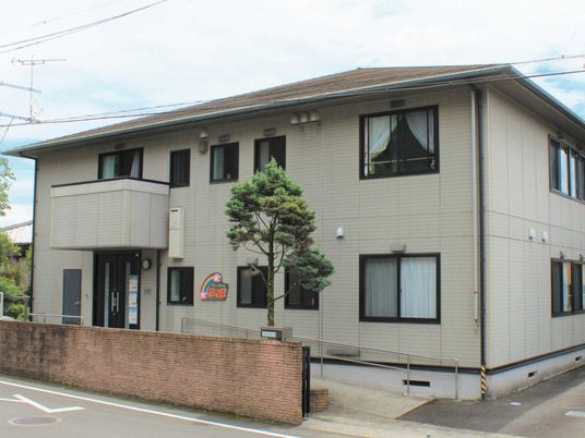落ち着いた色合いの外観