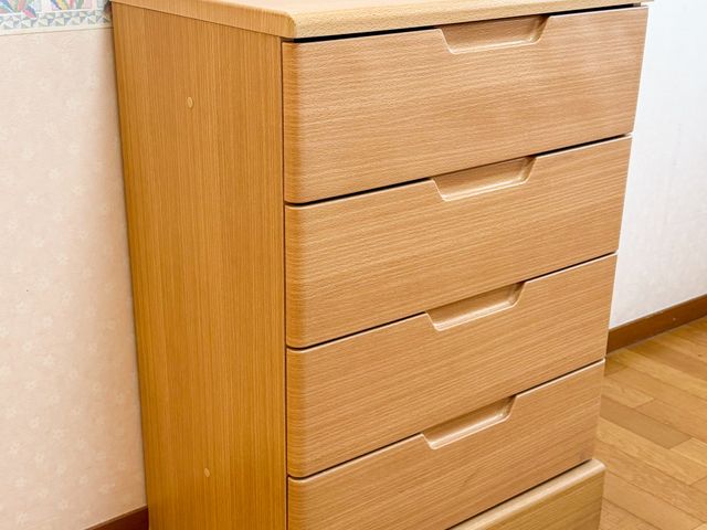 木製の収納家具 内観 シンプルなデザインの木製チェストは、居室に温かみを与えます。明るい床との調和が感じられます。