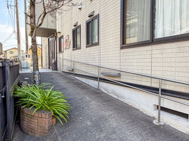安心のスロープ外観 外観 建物へのアプローチには、手すり付きのスロープが設置され、歩行が安全で快適です。