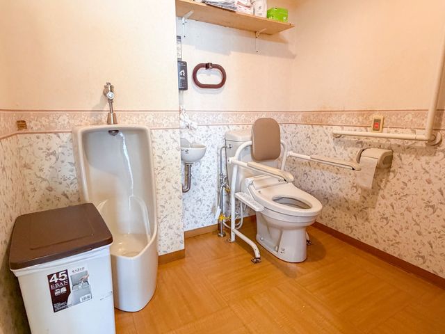 バリアフリー対応の設備トイレ トイレ バリアフリー設計のトイレです。安全を考慮した手すりと十分なスペースが確保されています。