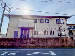 陽光に照らされる建物外観