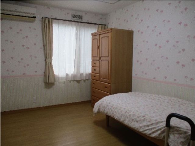 明るい個室の居室 居室   木目調の家具が置かれた、すっきりした個室です。窓から自然光が入り、落ち着いて過ごしやすい印象です。