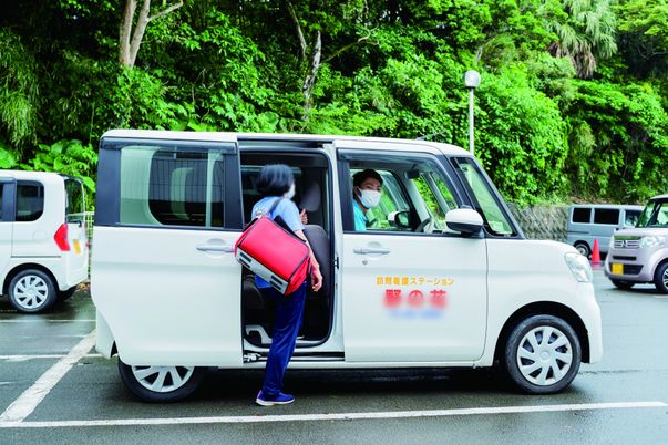 外に停車中の送迎車