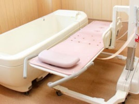 浴室の介助用浴槽  