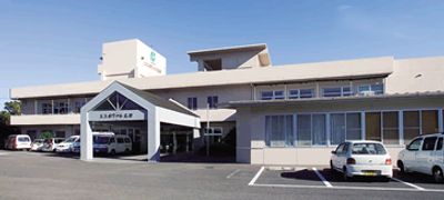 車が停まる玄関の外観