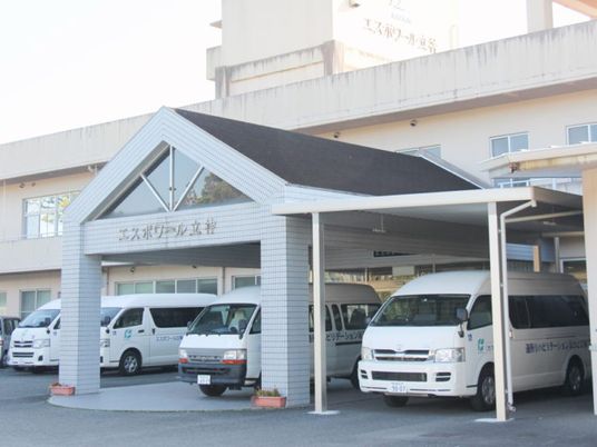 送迎車が並ぶ正面玄関  