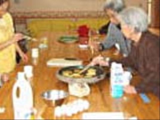 笑顔で調理する食堂