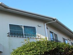 青空背景の白い外壁建物