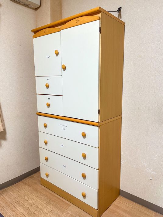 白と木目の洋服タンス