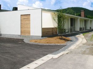 白い外観の建物  