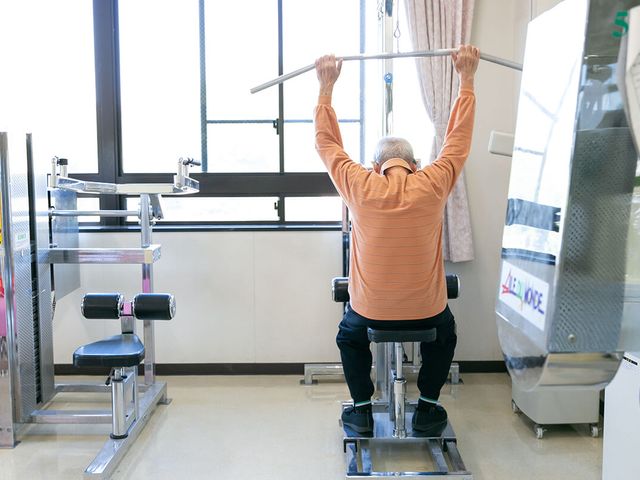機能訓練室での活動 機能訓練室 機能を鍛える専門の訓練室で、利用者が元気に体を動かしている様子です。安全な環境で日々の健康維持をサポートいたします。