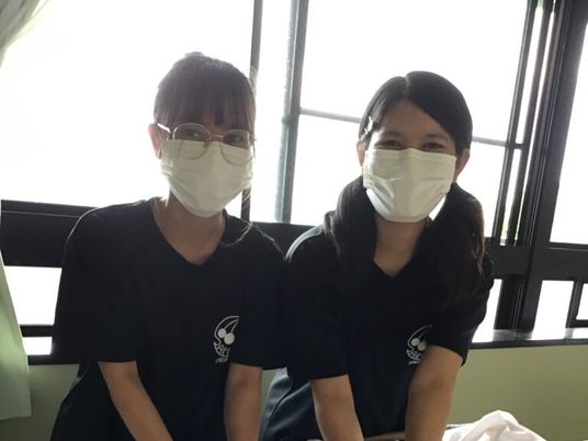 マスク姿の職員2人