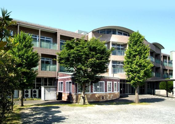 緑豊かな建物外観