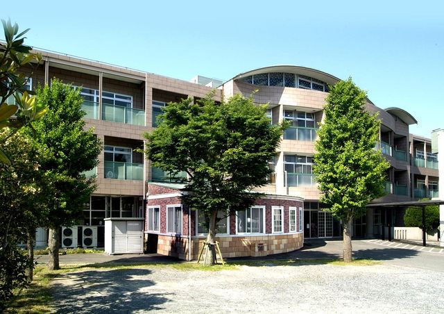 緑豊かな建物外観