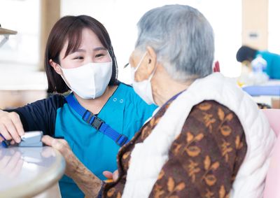 笑顔で話す女性たち