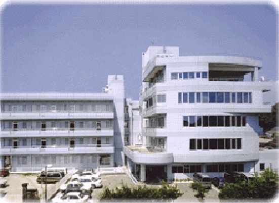 白い建物の外観