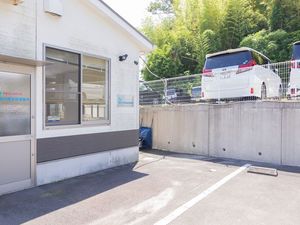 建物横の駐車場外観  