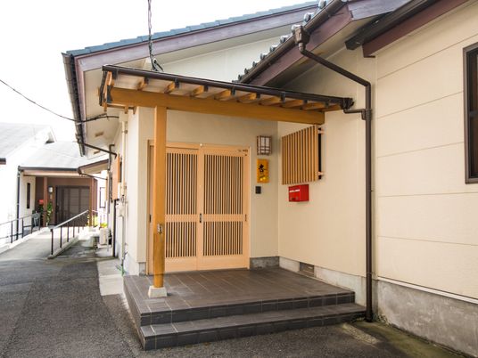 木の引き戸の玄関  
