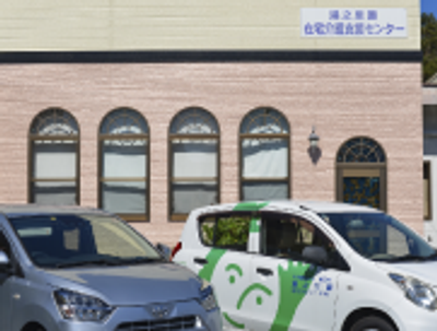 駐車場と建物の外観