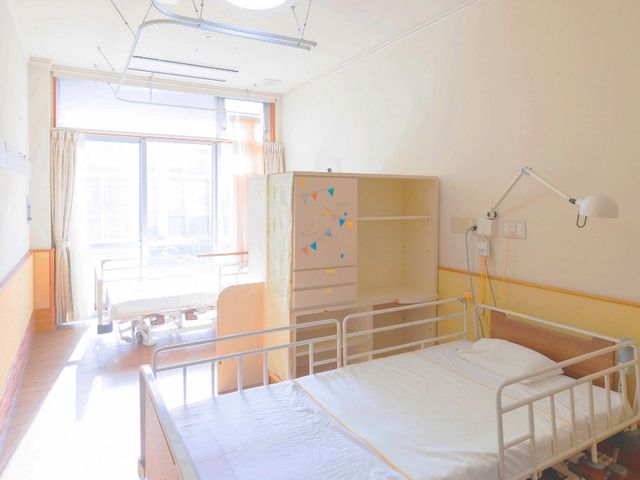 光が差し込む居室 居室 自然光がたっぷり入る明るい室内環境の居室です。整理されたベッドと家具が整っています。