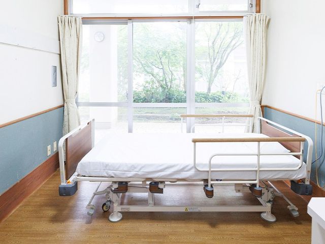 自然光が入る居室 居室 大きな窓から自然光が差し込み、明るく快適な雰囲気の居室です。リラックスした環境で過ごせます。