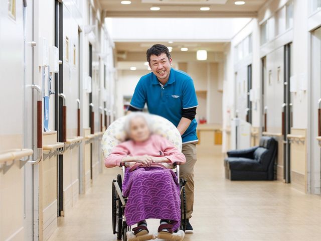 明るい通路 廊下 自然光が差し込む長い通路で、スタッフが親しみやすい環境を提供しています。