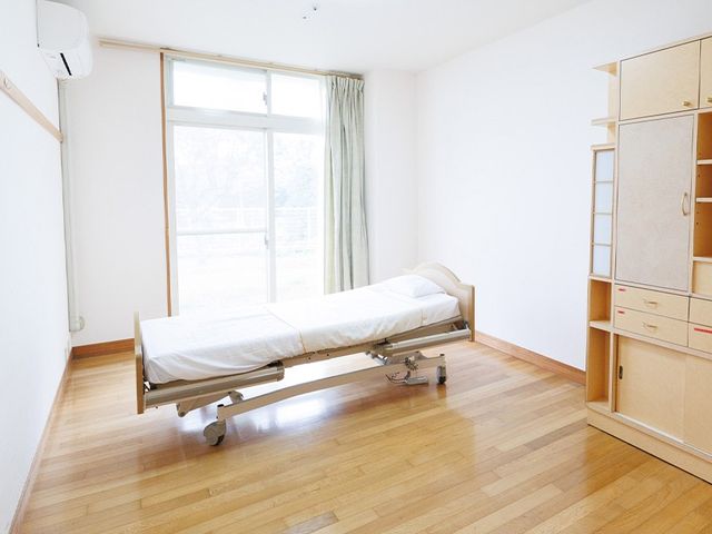 ベッドがある居室 居室 自然光がたっぷり入るシンプルな空間で、快適に過ごせる個室です。初心者にも分かりやすく管理できます。