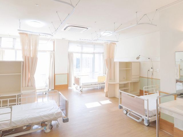 自然光の病室 居室 自然光が差し込む明るい空間で、リラックスした時間を過ごせます。ベッド間隔も広めに配置されています。