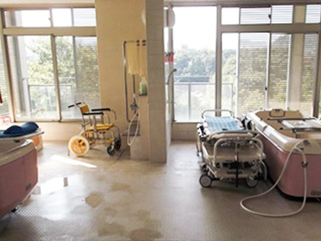 自然光が入る浴室 浴室 自然光がたっぷり入る明るい空間です。車椅子も使用できる広さを確保しています。