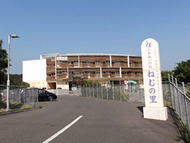 施設の外観 外観 広々とした道路からは、施設へのアクセスが容易で、交通面での利便性が高いです。
