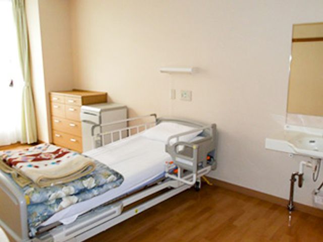 家具が整った居室 居室 使いやすい家具が配置された快適な居室です。ベッド周りの配置にも配慮されています。