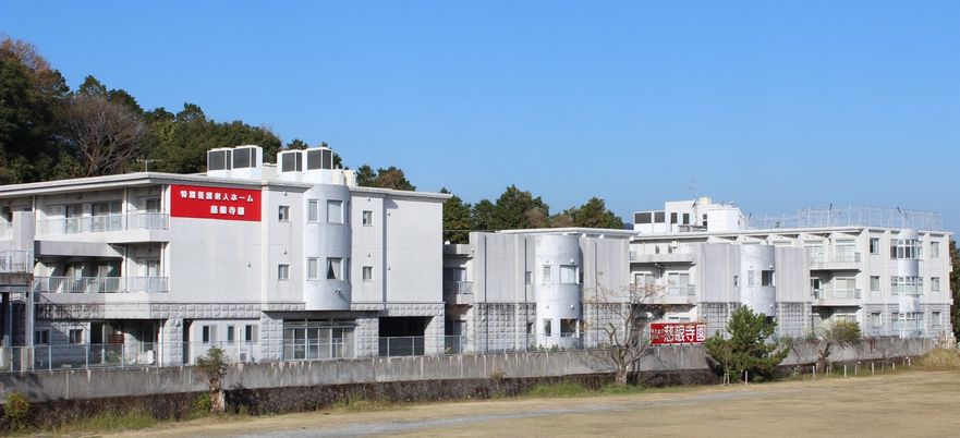 白い建物の外観