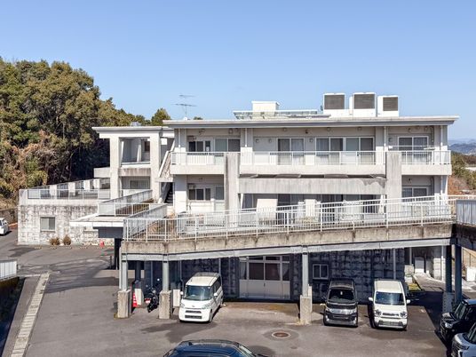 車が並ぶ建物外観
