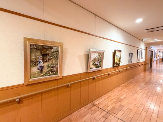 絵画の飾られた廊下