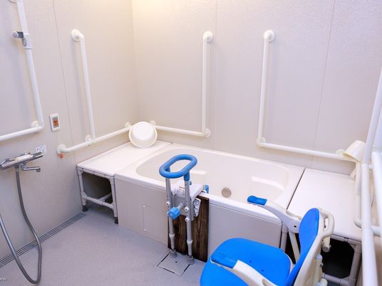 バリアフリー設計の浴室