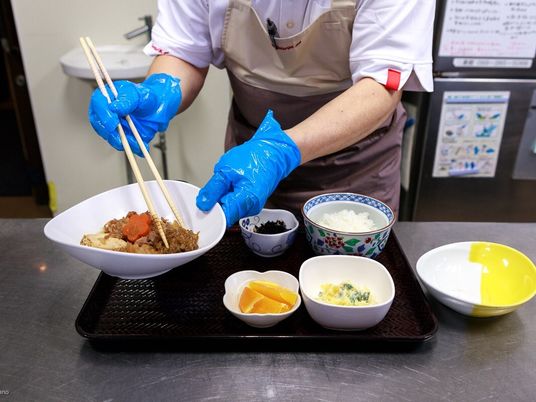 配膳するスタッフの手