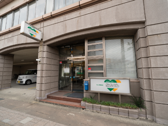 落ち着いた雰囲気の建物外観  